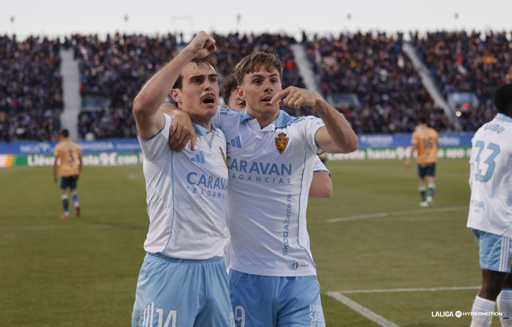 El Real Zaragoza vence al líder y sueña con la permanencia