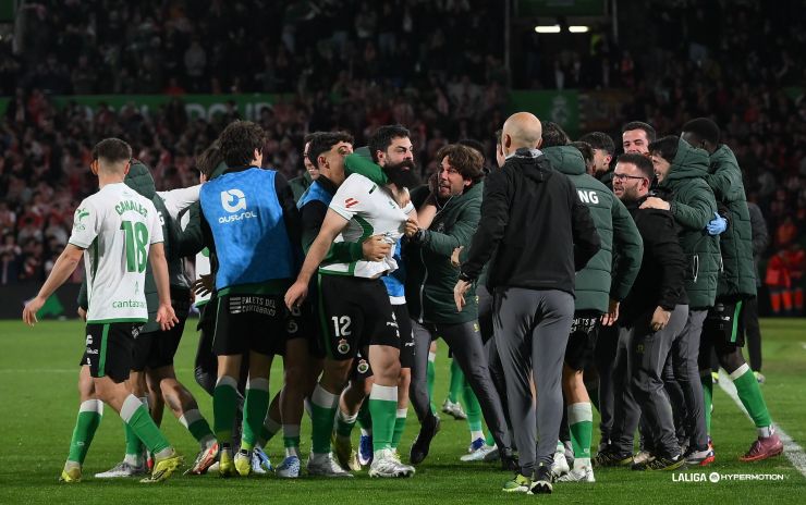 Asier Villalibre le da el triunfo al Real Racing Club en el descuento