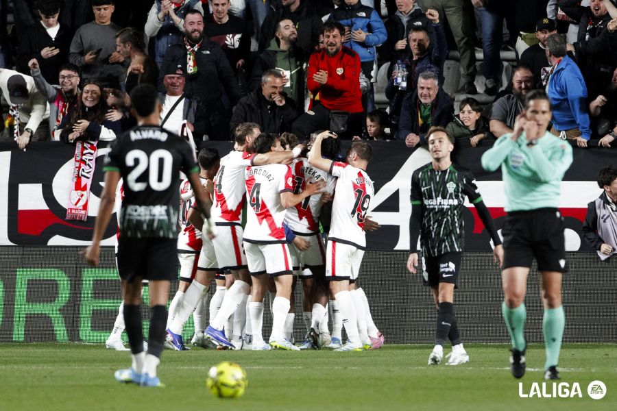 El mensaje del fondo de Vallecas: "Si el barrio aprieta. El puto Rayo sentencia. El jueves juntos a hacer historia" 3 highlight_image