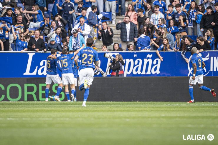 El Oviedo se aferra a la permanencia con un triunfo de fe ante el Sevilla