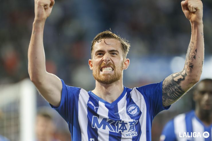 Acrobático Toni Martínez: gol de pura intuición