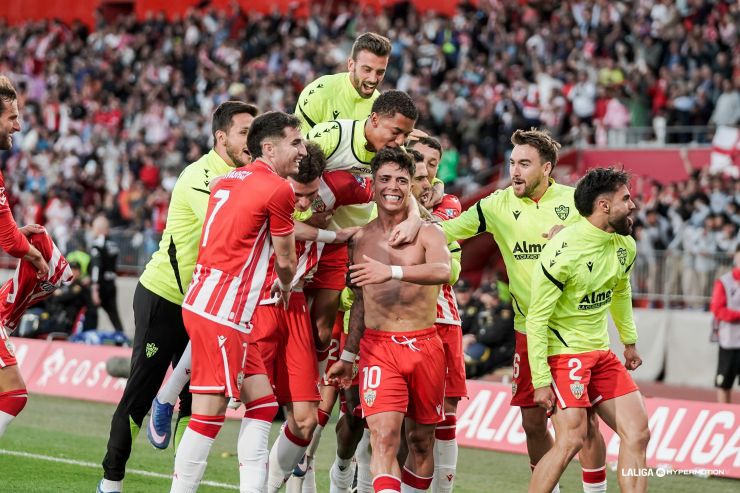 Nico Melamed desata la locura del UD Almería Stadium en el descuento