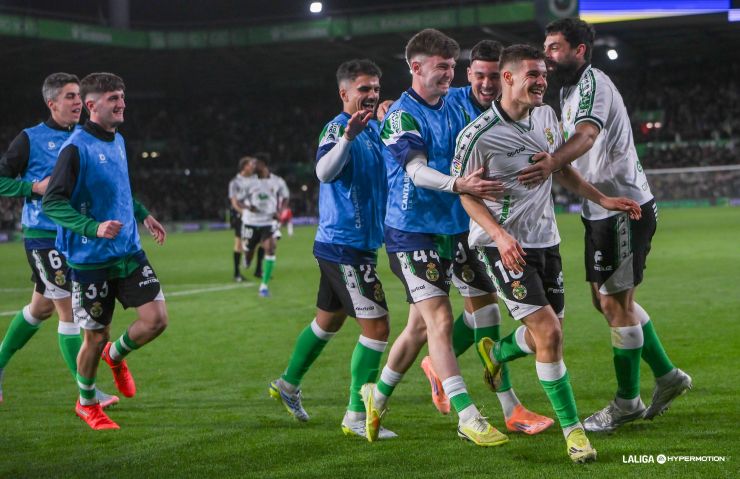 El R. Racing Club defiende su liderato con un gran triunfo