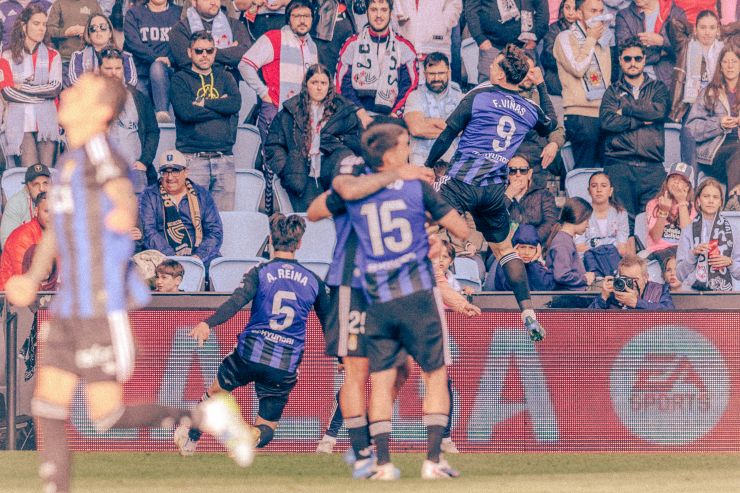 Fede Viñas mantiene la ilusión oviedista con un doblete