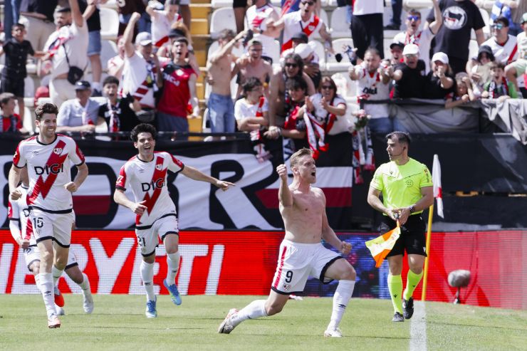 Alemão firmó el empate en un partido de locura en Vallecas