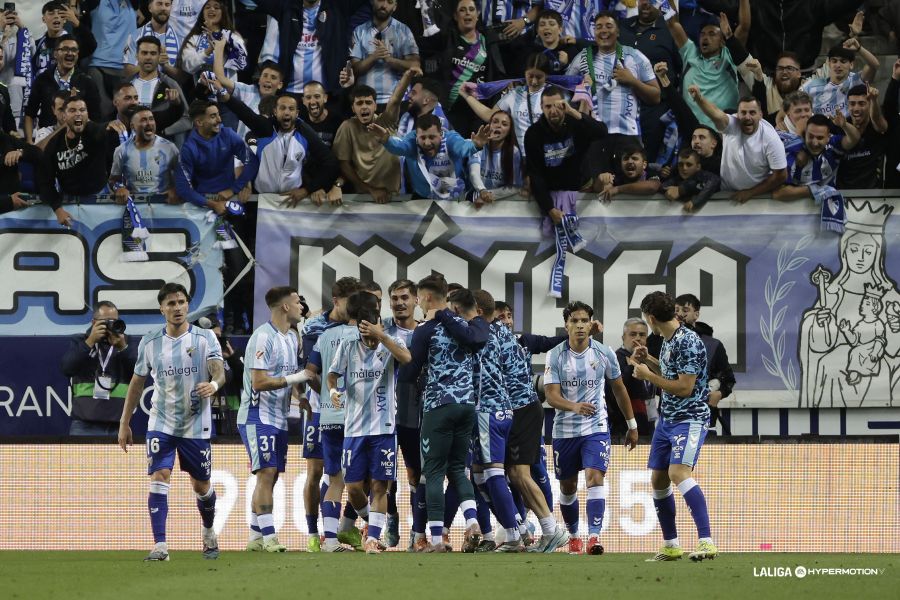 El Málaga CF remonta y sigue soñando con el ascenso | LALIGA