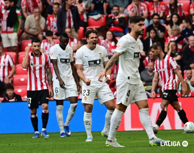 El Valencia CF asalta San Mamés con un gol de Sadiq y frena al Athletic Club