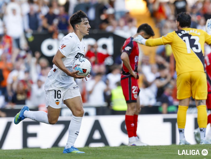 Valencia 1-1 Rayo Vallecano: "Tarde de poco fútbol en Mestalla, pero que da respiro a ambos equipos" 3 highlight_image
