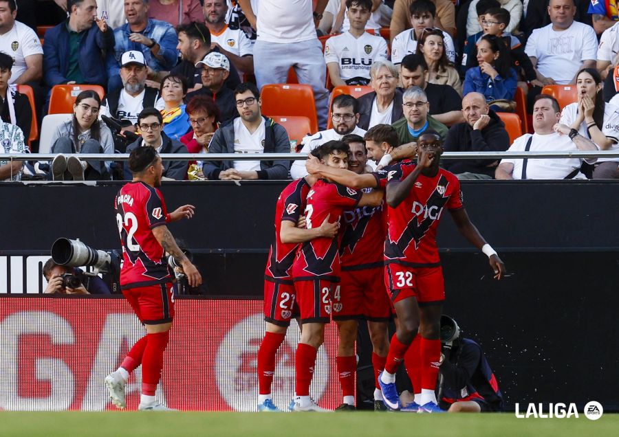 Valencia 1-1 Rayo Vallecano: "Tarde de poco fútbol en Mestalla, pero que da respiro a ambos equipos" 2 highlight_image