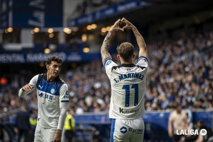El Alavés se agarra a la salvación en el Carlos Tartiere