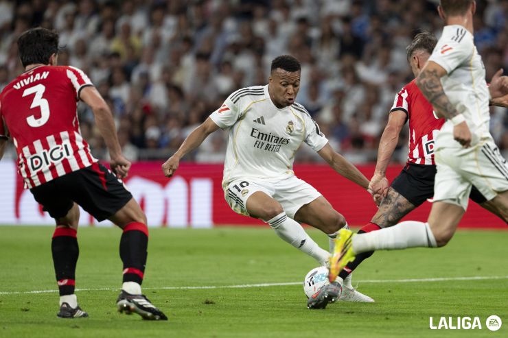 Mbappé golpea desde fuera del área en el Bernabéu