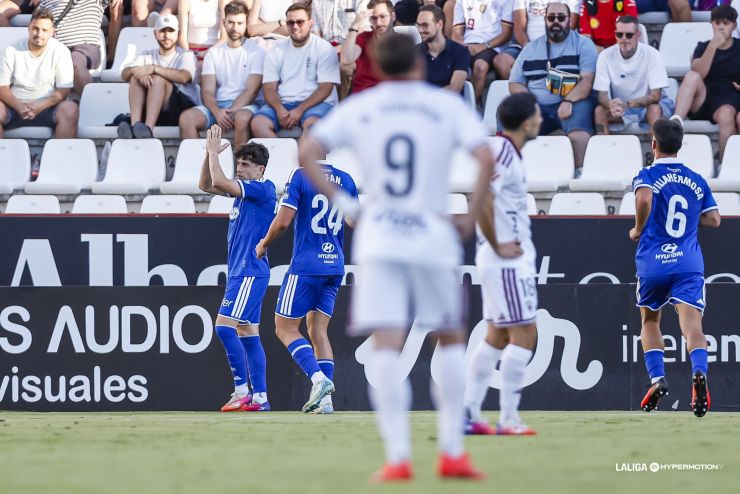 El Real Oviedo consigue la primera victoria gracias al gol de Pablo Sáenz