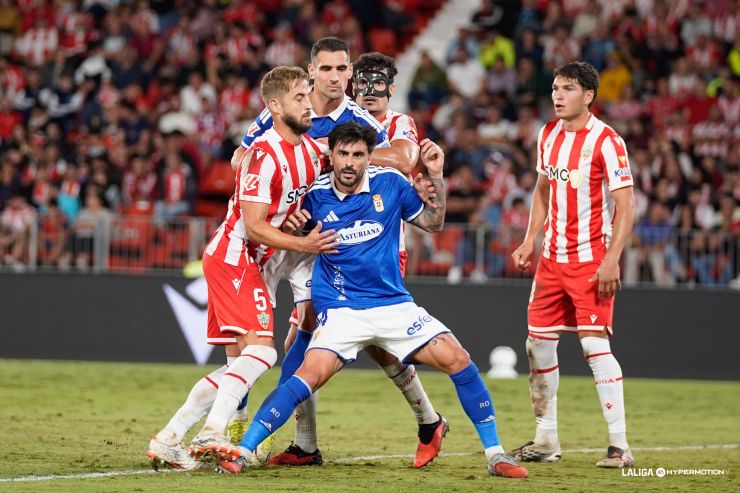 El Real Oviedo rescata un empate 'in extremis' ante el Almería.