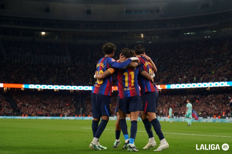 El Barça golea al Alavés y vuelve a mirar arriba